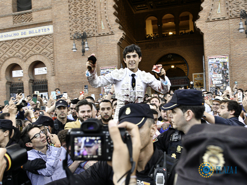 Alvaro Alarcón abrió la Puerta grande de Las Ventas