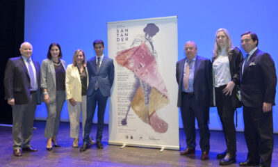 Gema Igual y José María Garzón, gerente de la empresa que gestiona la plaza, Lances de Futuro, en una gala celebrada en el teatro de Casyc, en la que se ha presentadGema Igual,(alcaldesa de Santander), el novillero que tomará la alternativa en la feria Manuel Diosleguarde, Indalecio Sobrino, presidente del consejo de administración la Plaza, Jose Maria Garzón, gerente de Lnaces de Futuro entre otros.