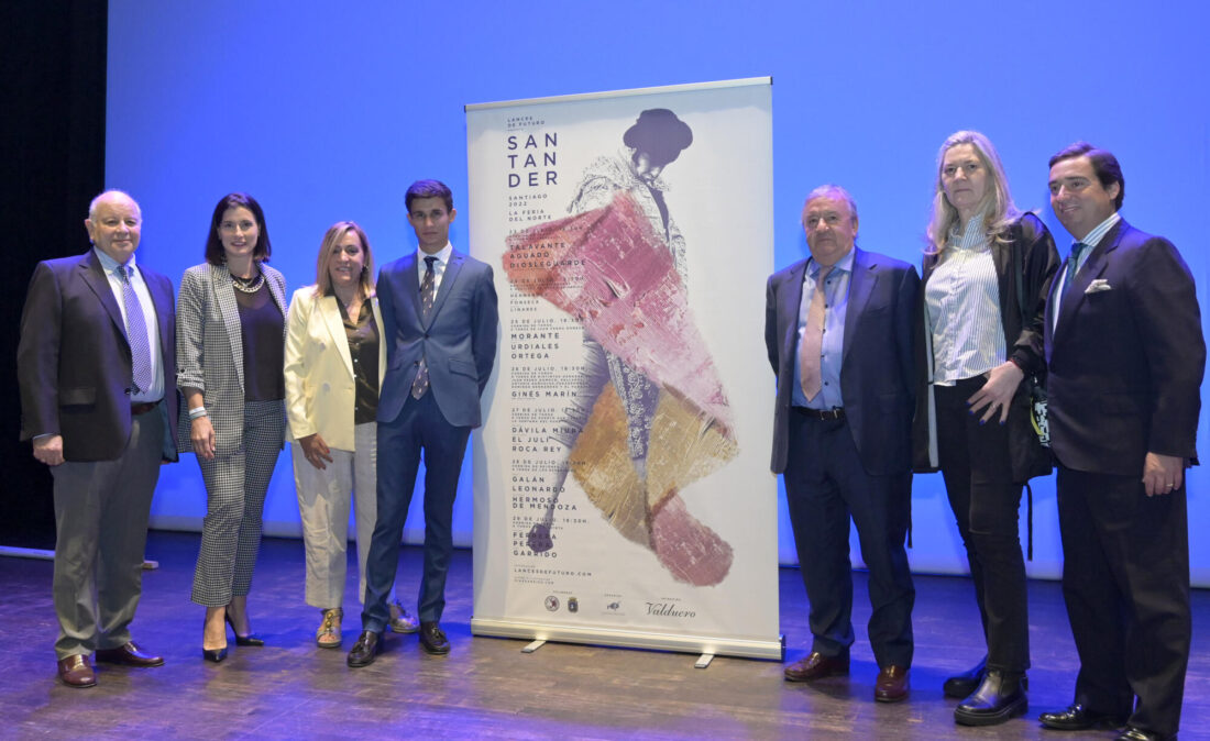 Gema Igual y José María Garzón, gerente de la empresa que gestiona la plaza, Lances de Futuro, en una gala celebrada en el teatro de Casyc, en la que se ha presentadGema Igual,(alcaldesa de Santander), el novillero que tomará la alternativa en la feria Manuel Diosleguarde, Indalecio Sobrino, presidente del consejo de administración la Plaza, Jose Maria Garzón, gerente de Lnaces de Futuro entre otros.